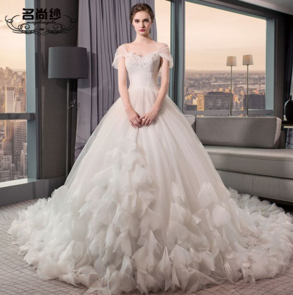 Gaun Ball Gown dengan detail berbulu